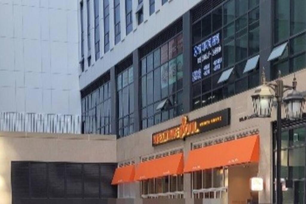 Relax-편안한영화관,130인치대형스크린,넷플,디즈니플러스,넓은객실,장기숙박추천 image