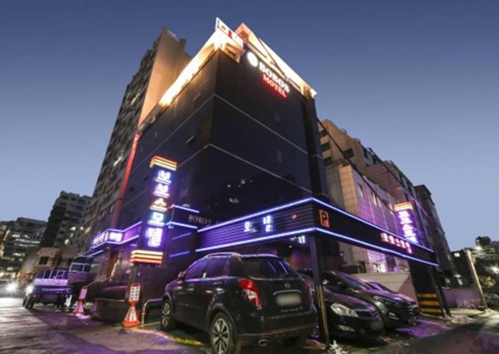보보스 모텔 image