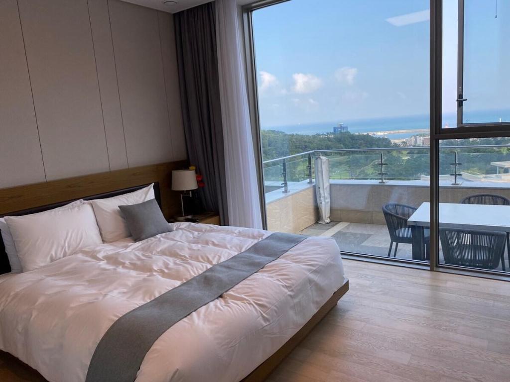 송정리의 프라이빗 하우스 (297m², 침실 4개, 프라이빗 욕실 4개) image