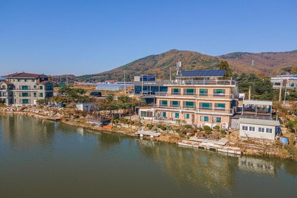 강가에 펜션 image
