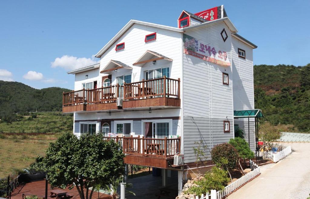 모래숲 펜션 image