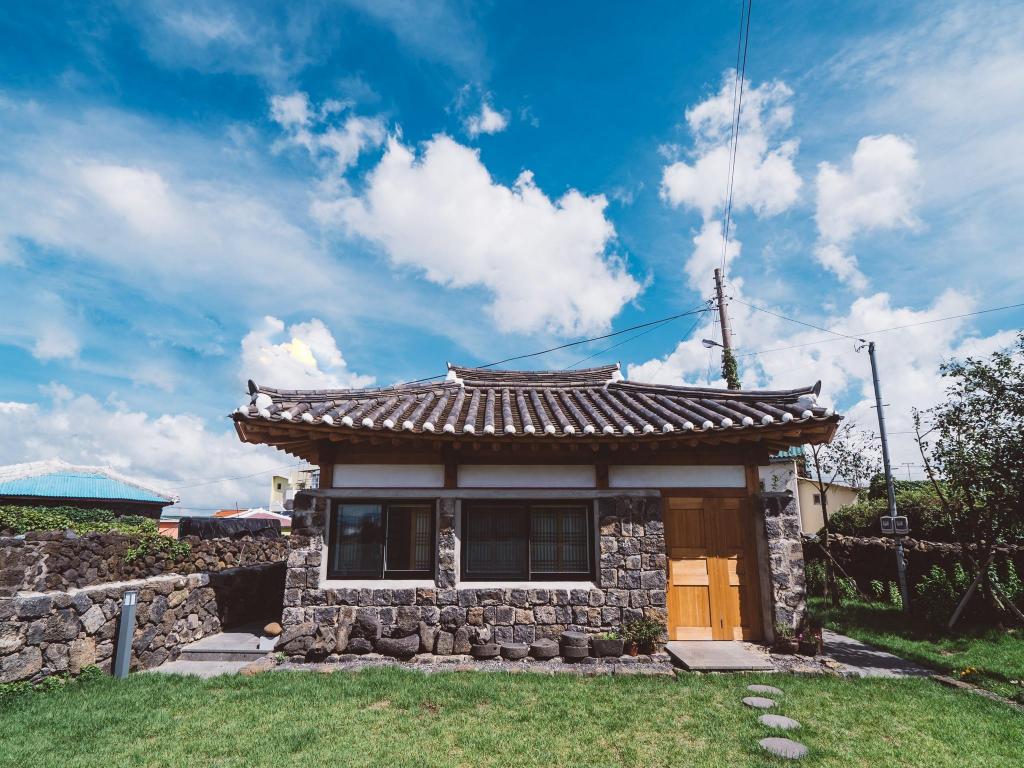 동박생이 한옥 펜션 image