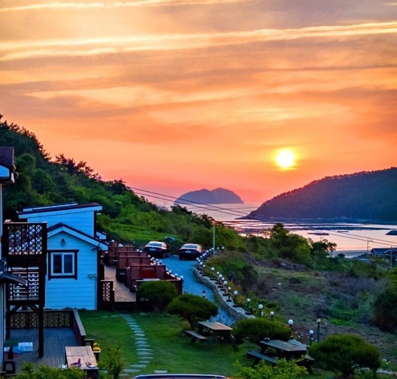 Best Hotels in Wando, South Korea – Cheongsando Travel Pension Review