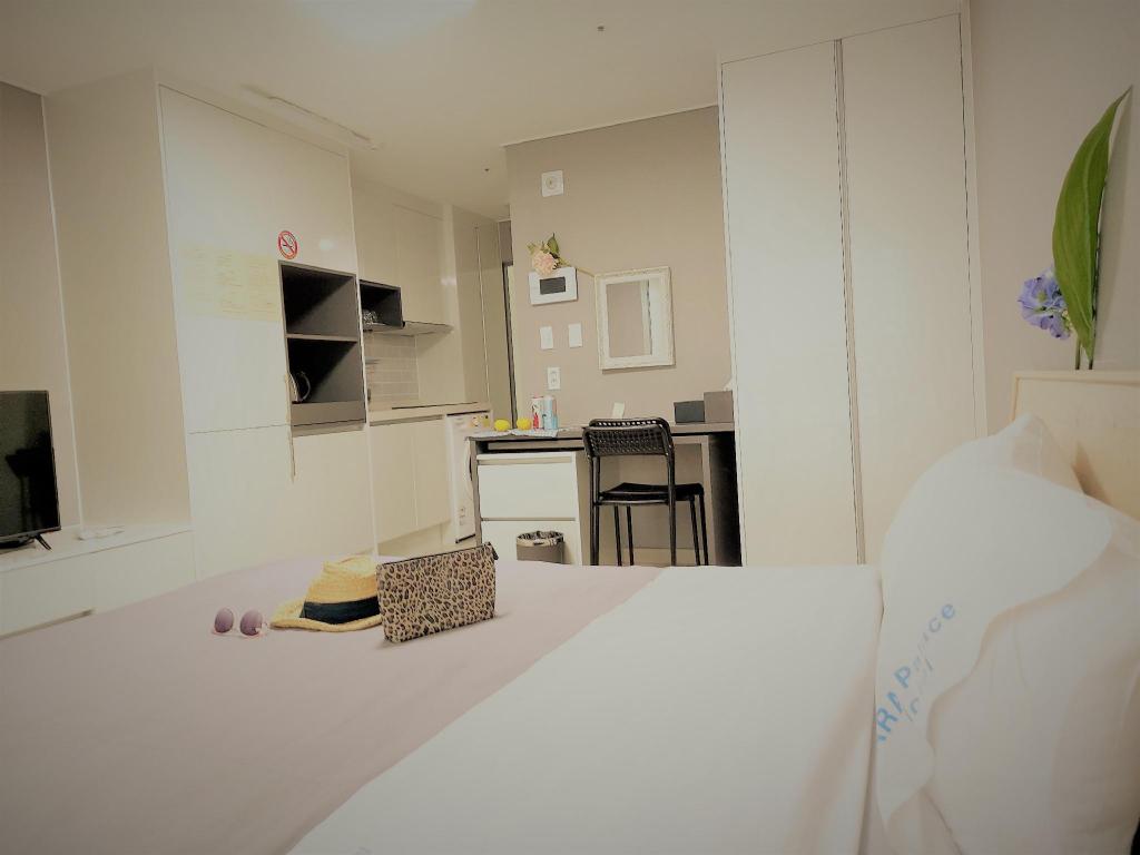 Best Hotels in Jeju, South Korea – Ara Palace Hotel 701 – Near Airport, City/Ocean View Review