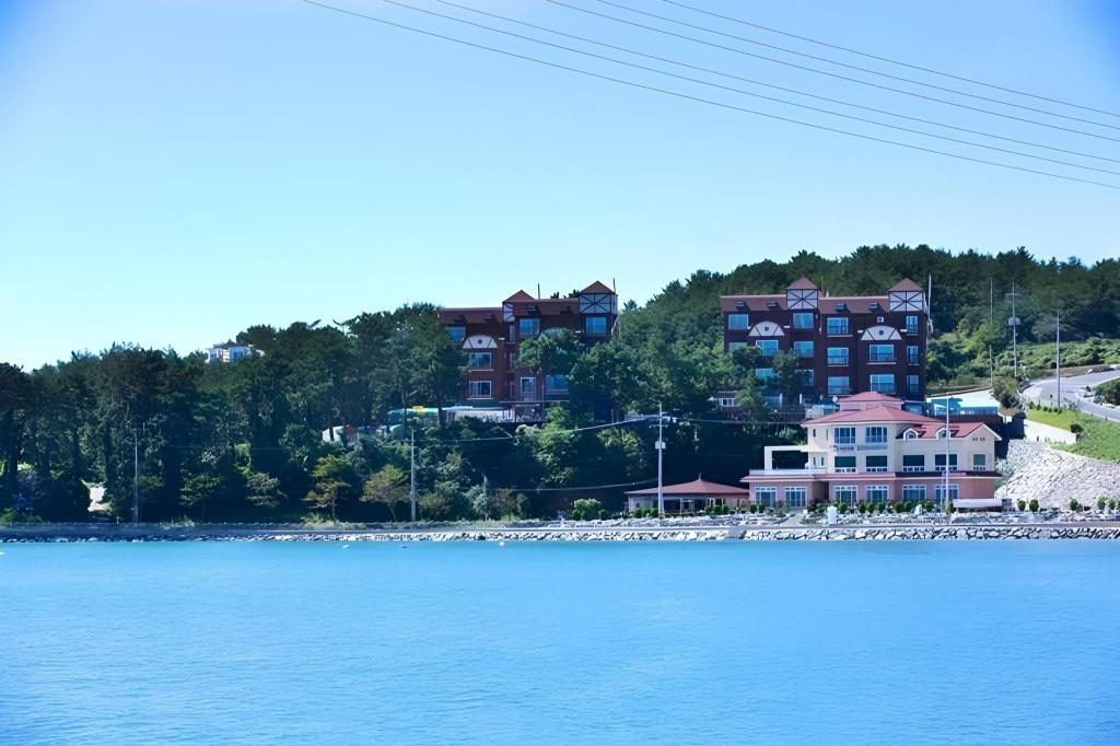 Best Hotels in Tongyeong, South Korea – Pungchamaeul Hyacinth Review