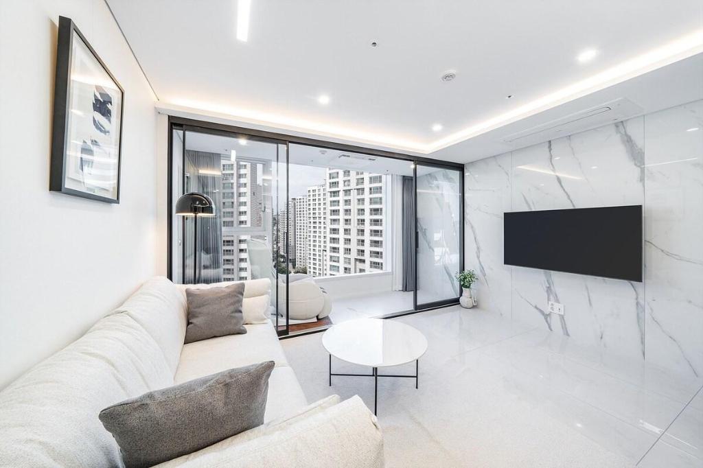 강남의 아파트먼트 (74m², 침실 1개, 프라이빗 욕실 1개) image