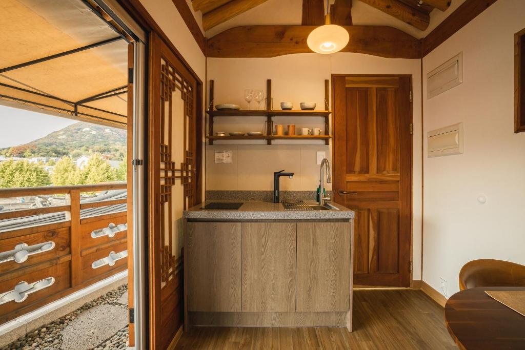 Luxury hanok with private bathtub - SN11 image