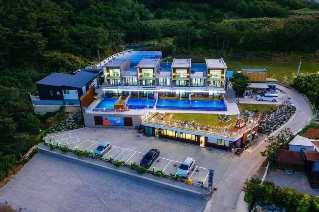 천년바위 펜션 image