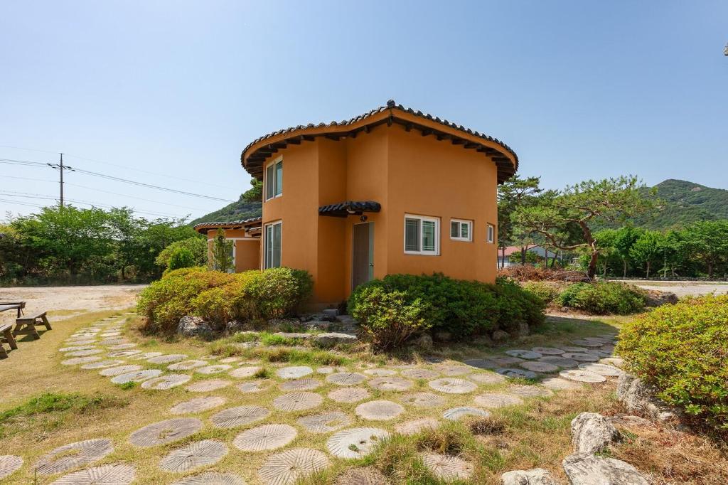 황토 복분자 펜션 image