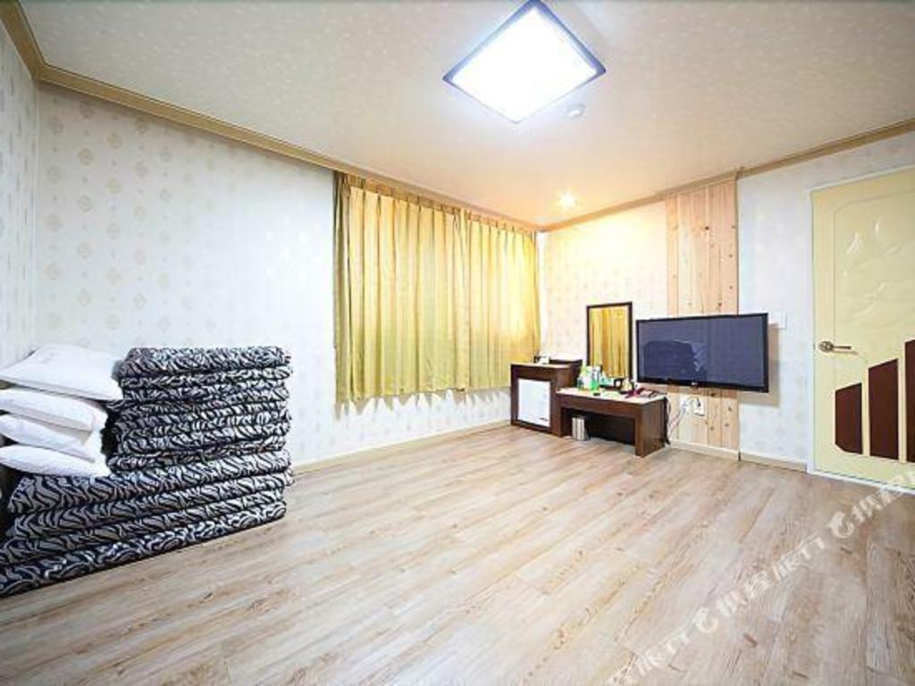 Island Motel image