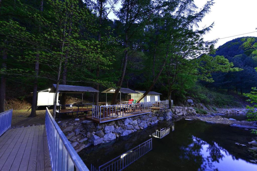 봉미산 계곡 예당 펜션 image