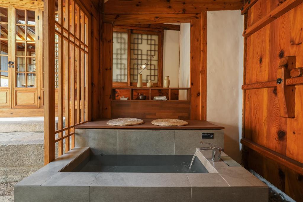 Luxury hanok with private foot bathtub - SN10 image