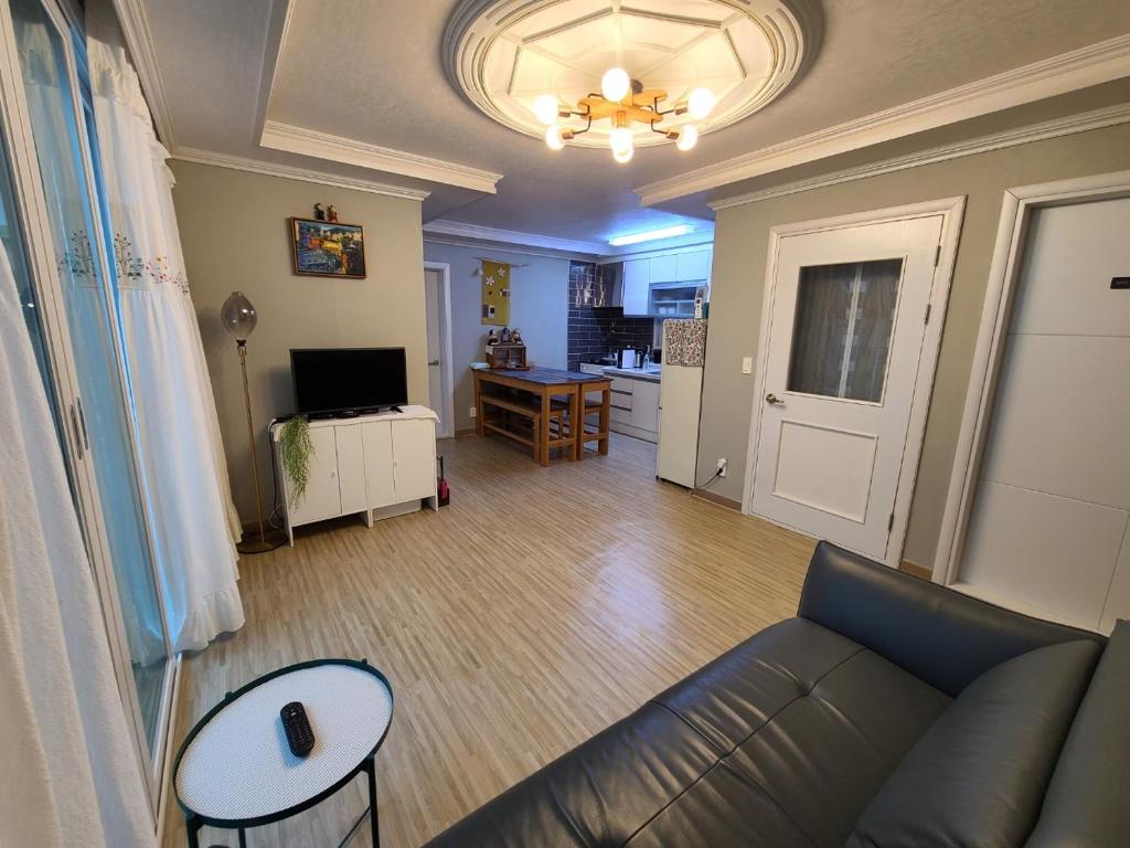 City Central & Cosy House image