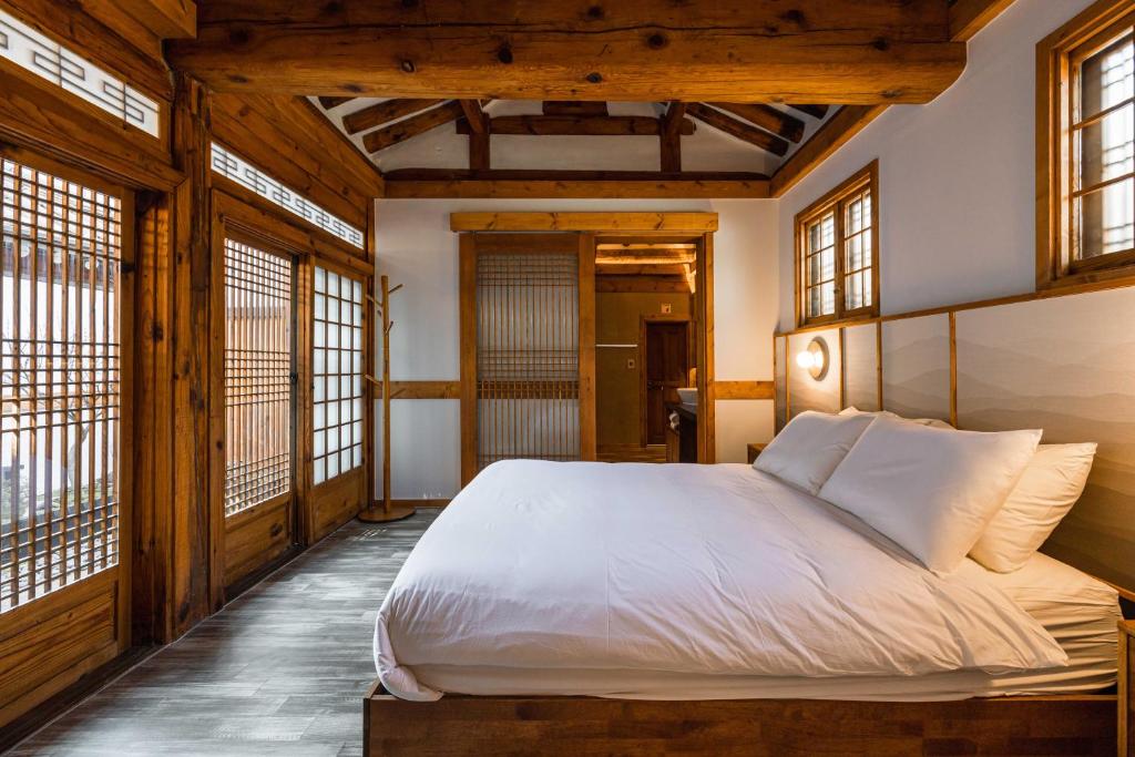 Luxury hanok with private bathtub - SN04 image