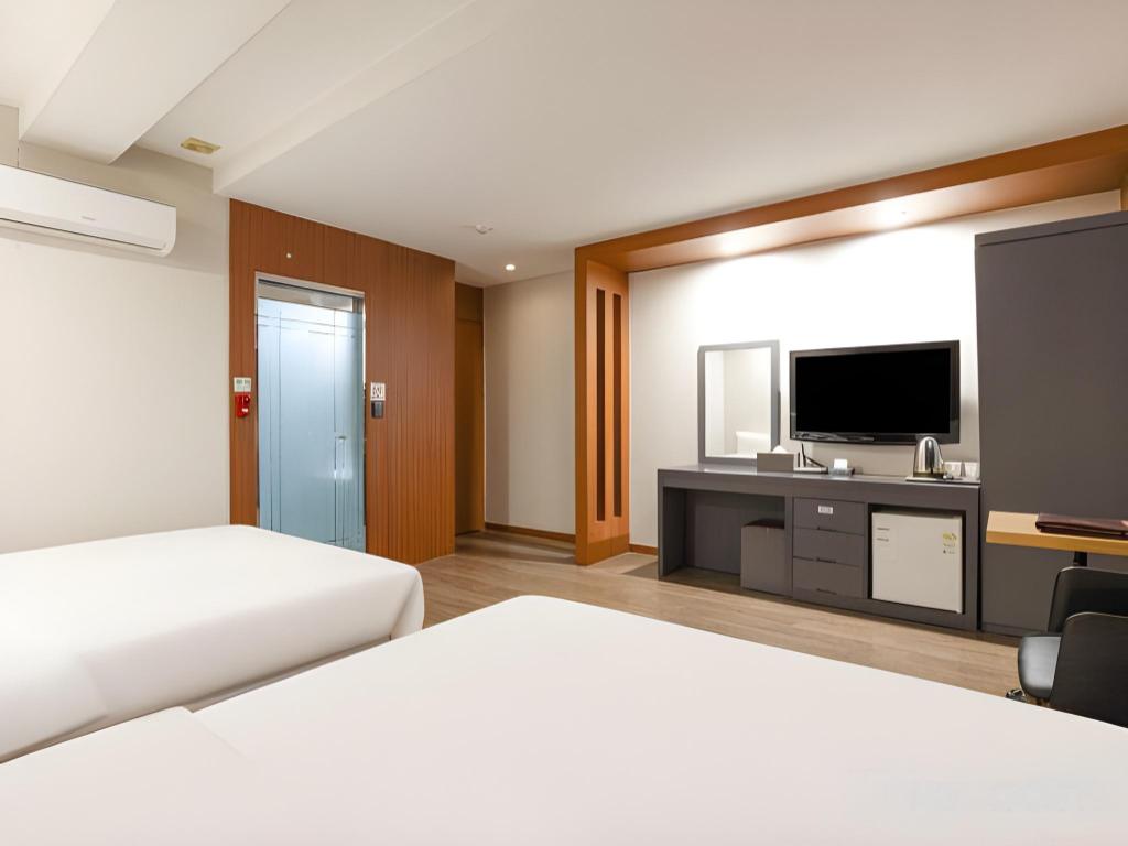 HOTEL AIRPORT JUNE  image