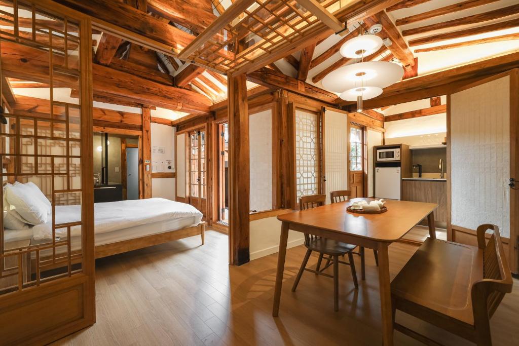 Luxury hanok with private foot bathtub - SN10 image