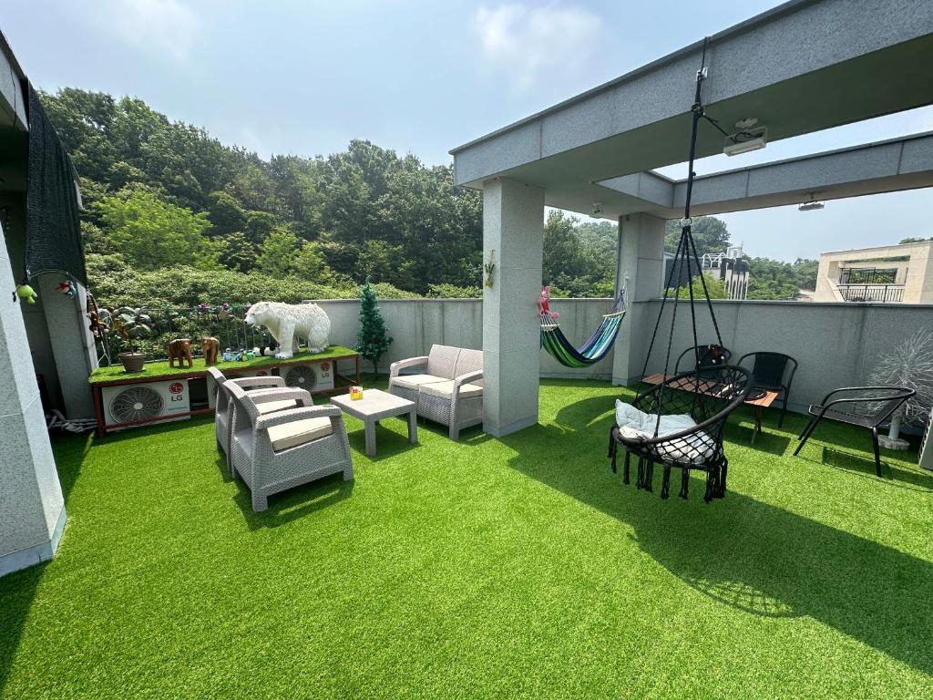 욜로하우스 image