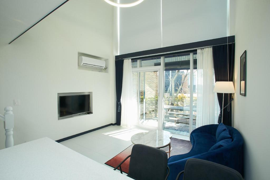화이트 펜션 image