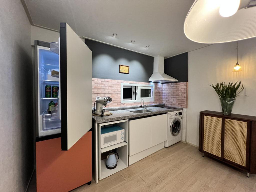 Rosie House In Hongdae image