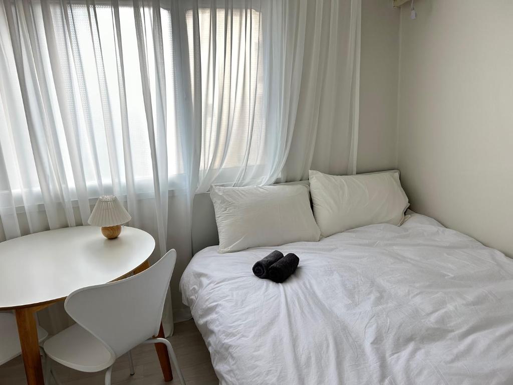 Best Hotels in Seoul, South Korea – Shinchon Apartment (40m², 2 Bedrooms, 1 Private Bathroom) Review