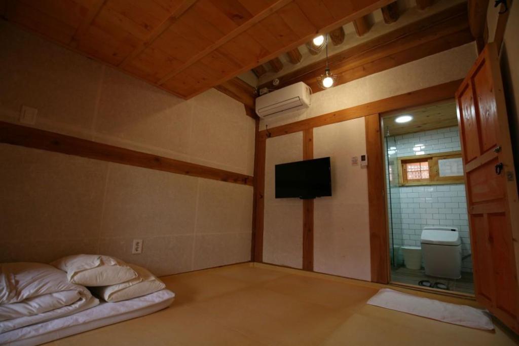 Best Hotels in Jeonju, South Korea – Gaeunchae Hanok Guesthouse 2 Review