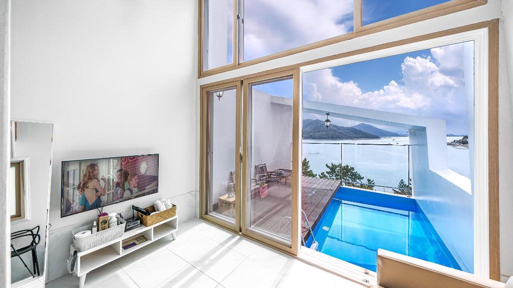 Best Hotels in Geoje, South Korea – Geoje Glamdog Pool Villa (Pet-Friendly) Review