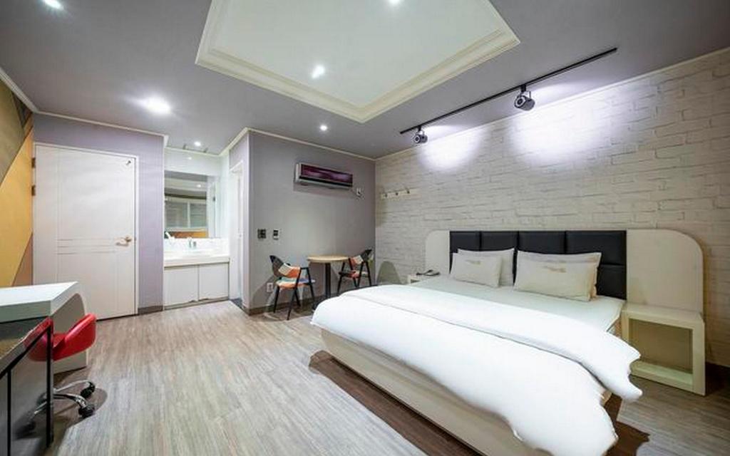 블루모어 모텔 image