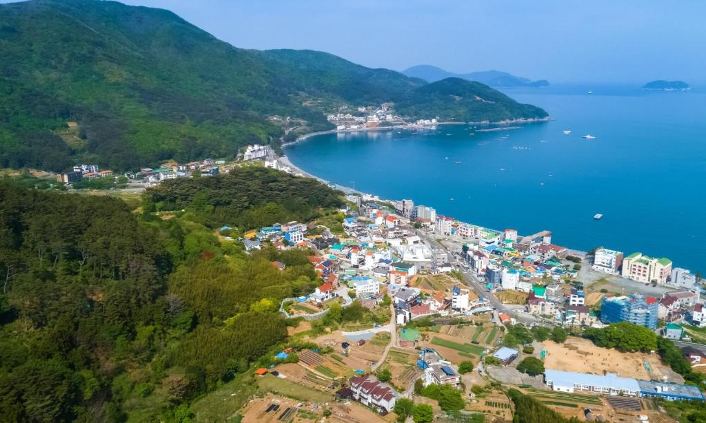 Best Hotels in Geoje, South Korea – Geoje Carpe Diem Pension Review