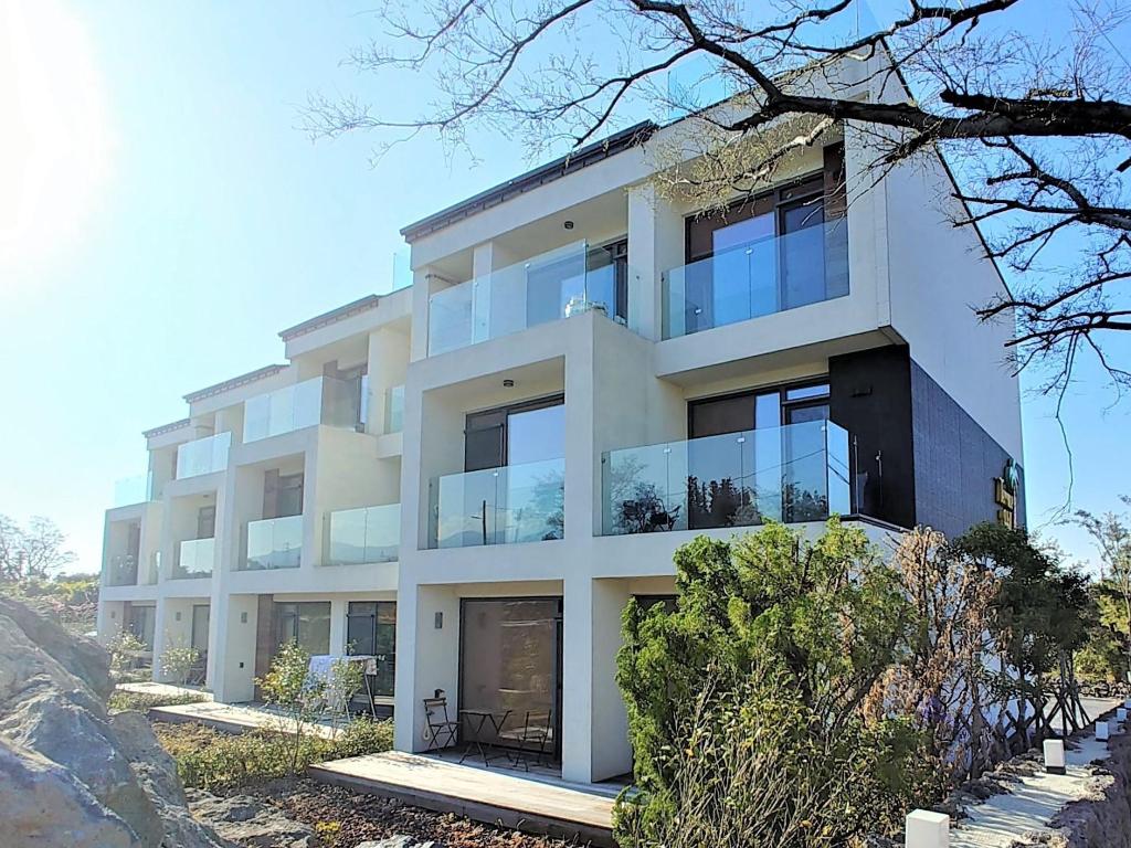 Best Hotels in Jeju, South Korea – Terrace Hill Pension-Style Hotel with Volcanic Stone Garden and Stone Wall Review