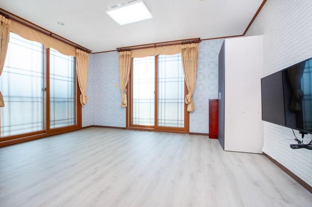 솔바람소리 펜션 image