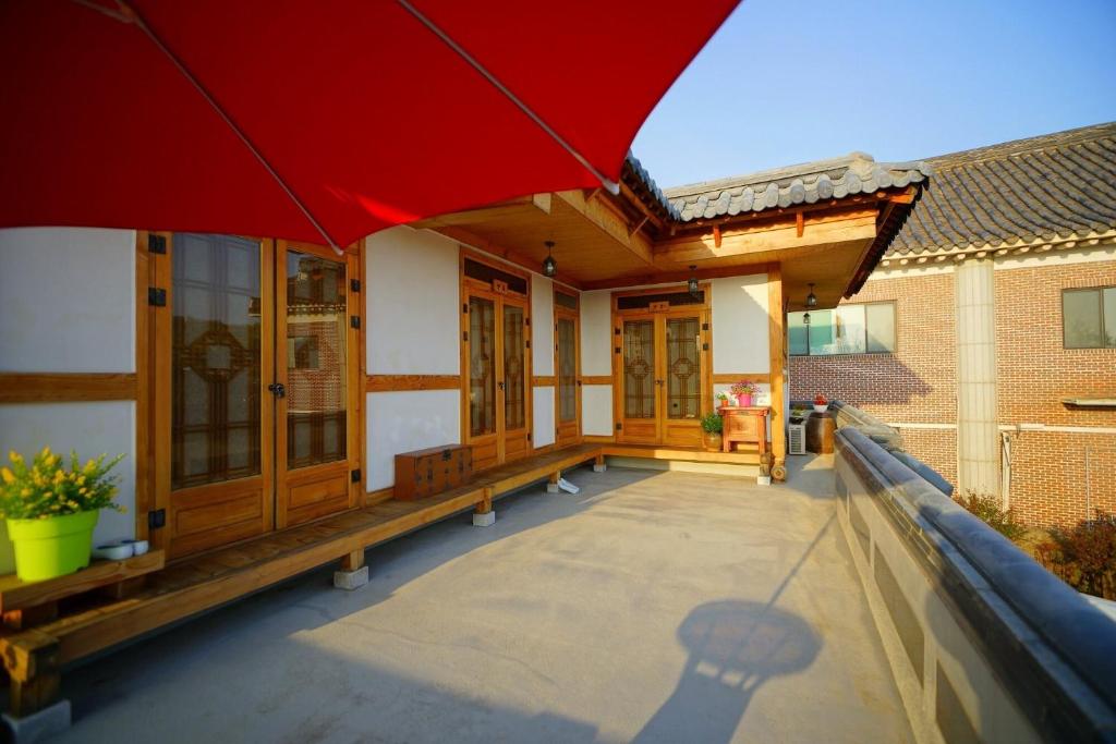 Best Hotels in Jeonju, South Korea – Jeonju Dwaeji Kkum Hanok Review