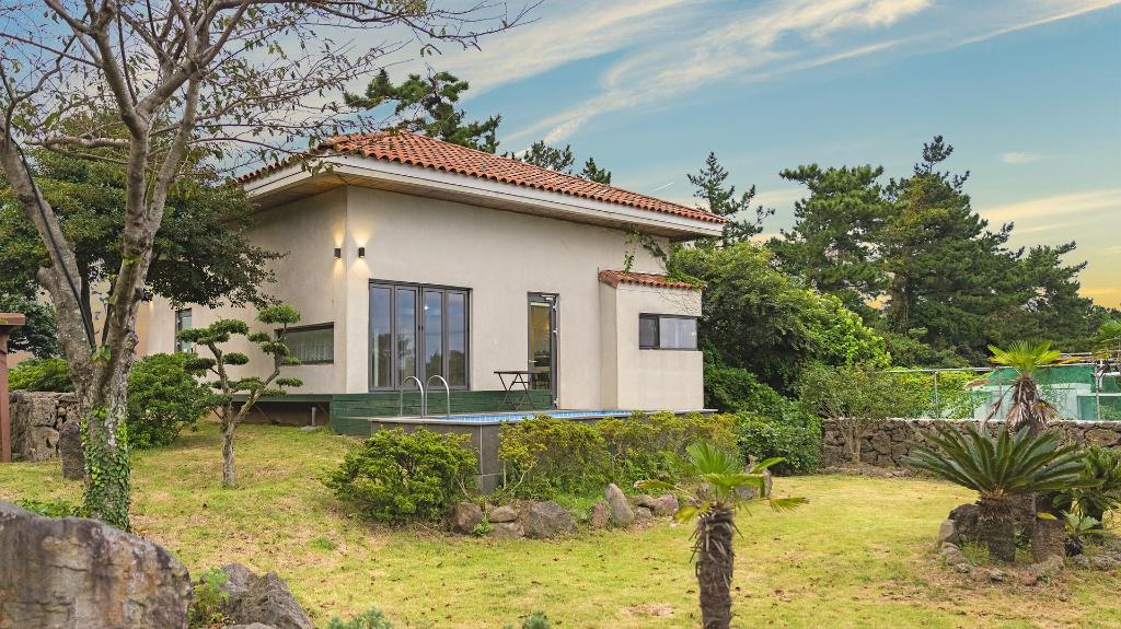 Best Hotels in Jeju, South Korea – Jeju Colorinjeju Pension Review